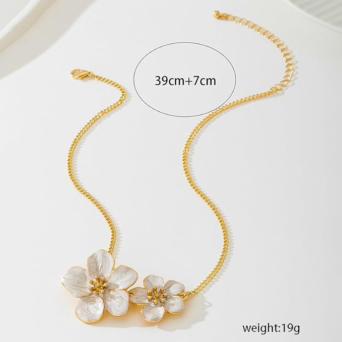 1 PC White Flower Pendant Necklace, Delicate Petal Necklace for Women, Nature-Inspired Jewelry for Casual Wear, Trendy Floral Accessory, Stylish Necklace for Her (White&Gold)