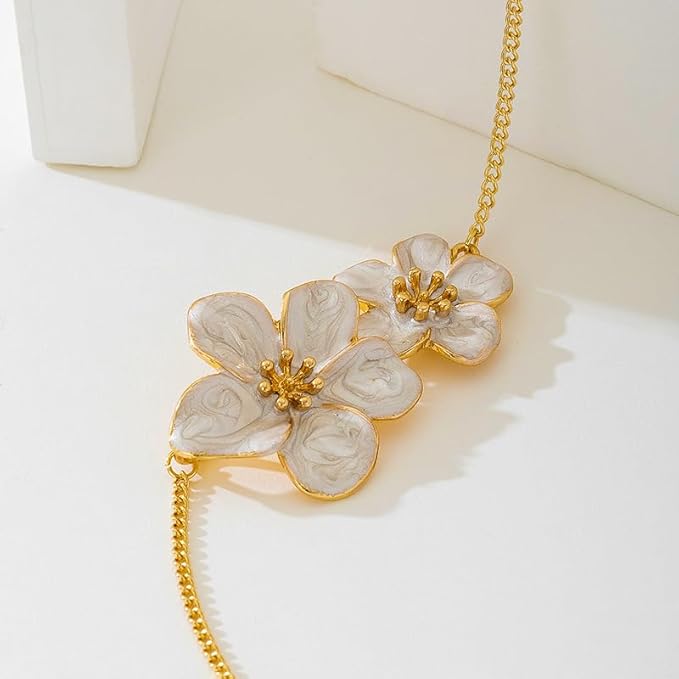 1 PC White Flower Pendant Necklace, Delicate Petal Necklace for Women, Nature-Inspired Jewelry for Casual Wear, Trendy Floral Accessory, Stylish Necklace for Her (White&Gold)