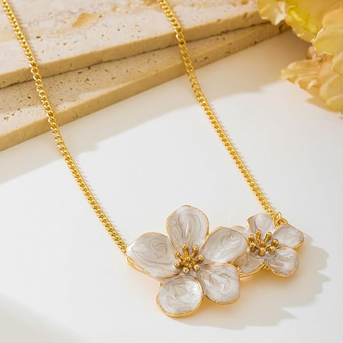1 PC White Flower Pendant Necklace, Delicate Petal Necklace for Women, Nature-Inspired Jewelry for Casual Wear, Trendy Floral Accessory, Stylish Necklace for Her (White&Gold)